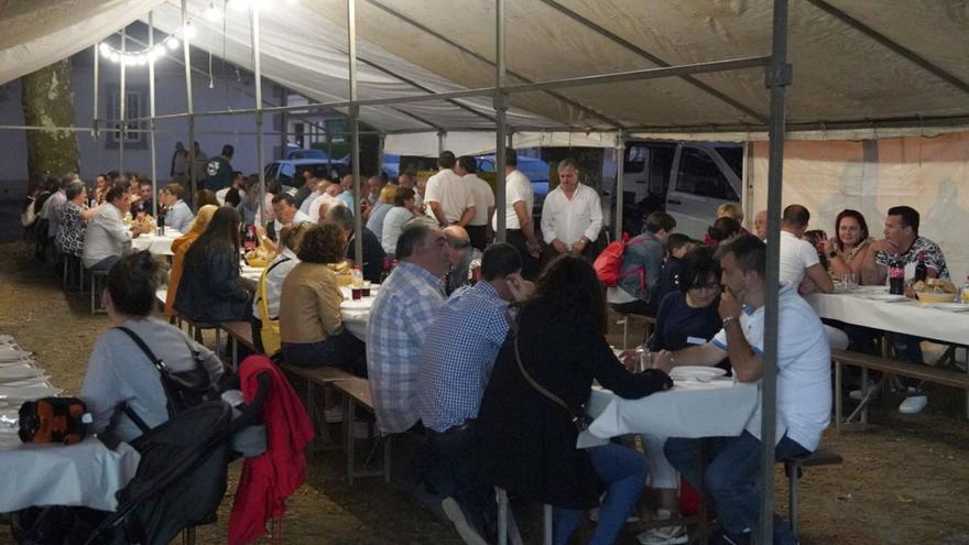 Asistentes durante la cena de anteayer en Donramiro.   | // BERNABÉ/ANTÓN FONDEVILA