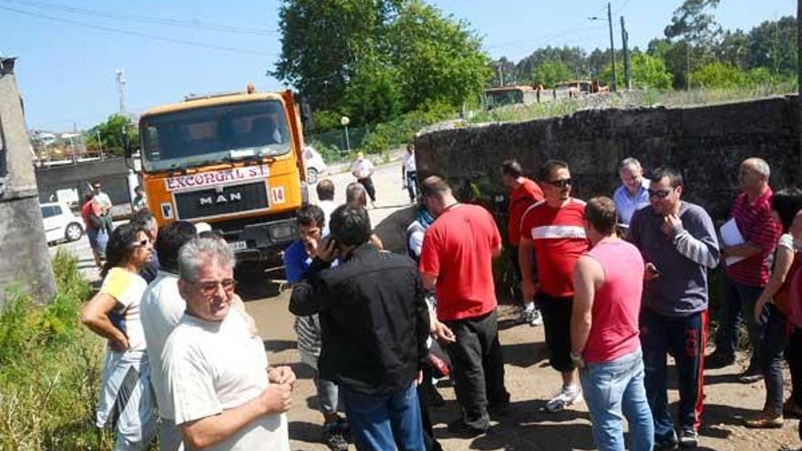 Los vecinos impidieron el paso de tres camiones a las obras en el muelle de A Congorza.  // Gonzalo Núñez