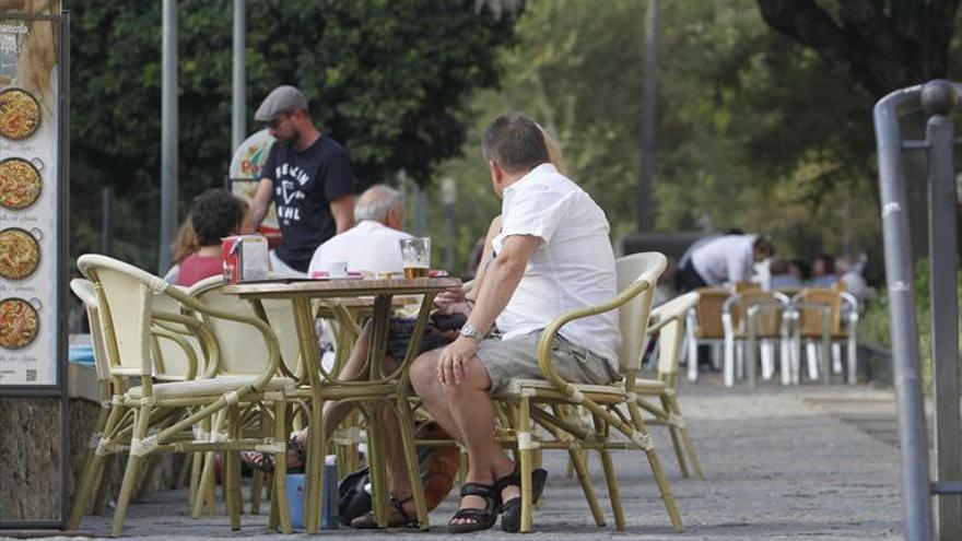 Los locales corren el riesgo de perder veladores si no piden licencia este mes