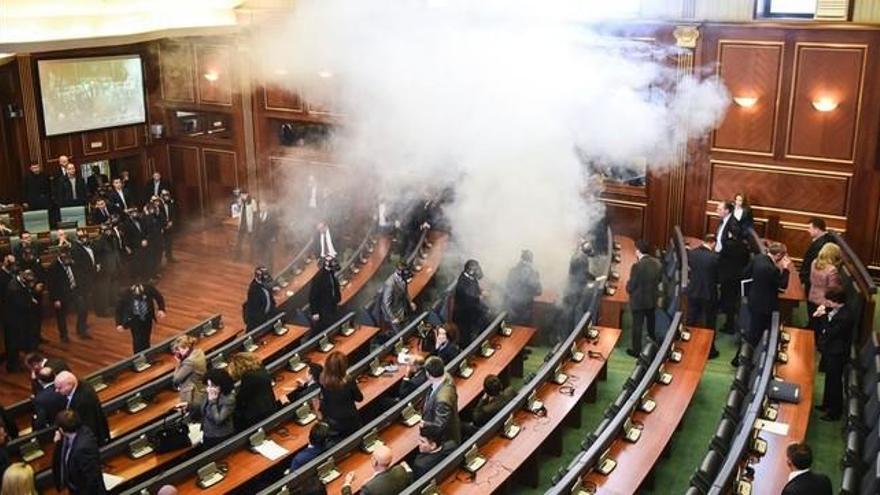 Gas lacrimógeno en el Parlamento de Kosovo