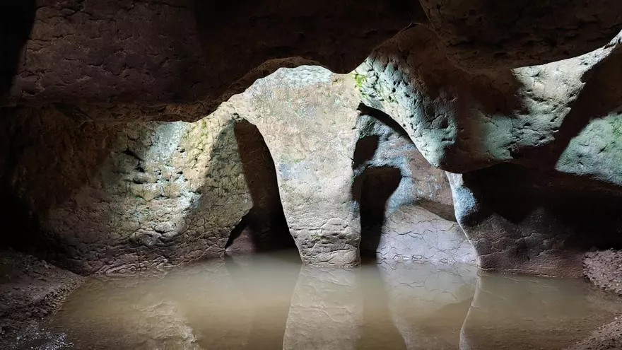 L’aigua torna a recórrer el Parc Prehistòric de les Coves del Toll de Moià