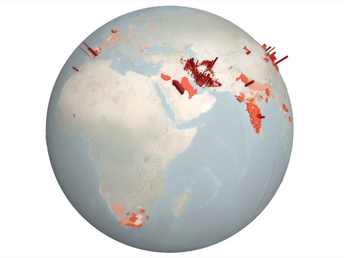 El mundo tiene un problema: en todos los continentes habitados, los recursos de agua subterránea cuyos niveles han disminuido en distintos grados están marcados con zonas de color rojo claro a oscuro.