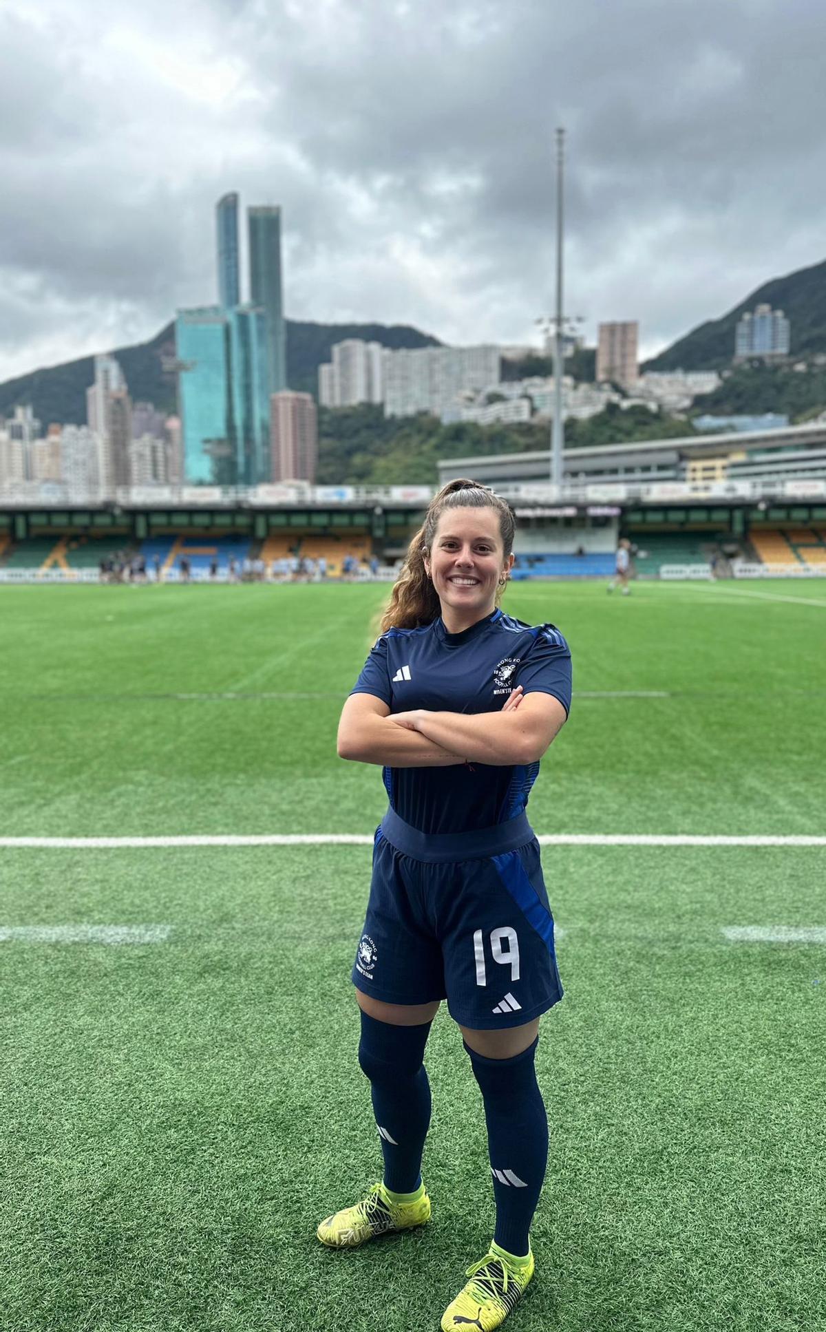 Laura Díaz el día de la presentación con el Hong Kong Football Club.