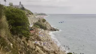 Playas con aparcamiento, chiringuitos y hamacas, pero sin socorrista: las "incongruencias" de un sector sin regulación