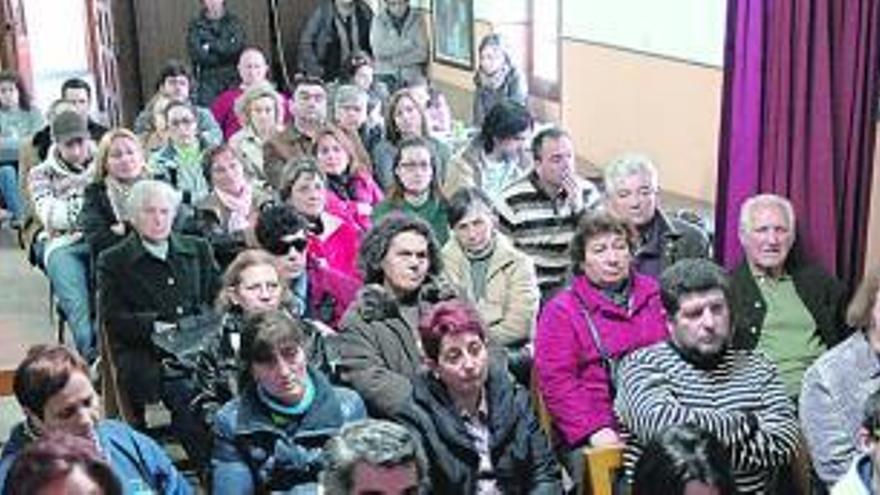 Asistentes a la asamblea celebrada ayer en la sacristía de la iglesia de Jove. / isaac rubio