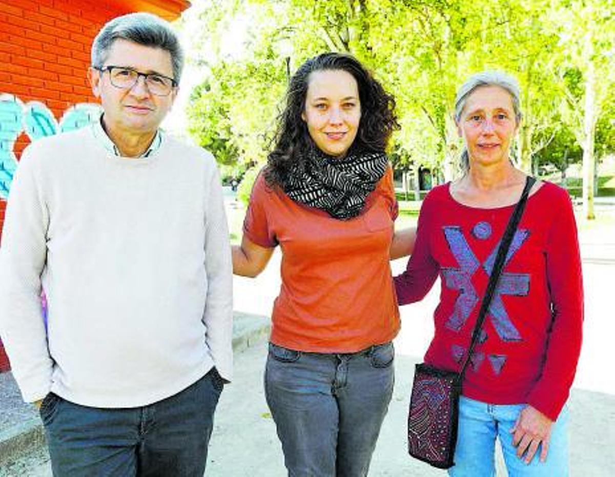 33 Jesús Maestro, Valdivia Moutawali y Cristina Hernández colaboran en la acogida. | ANDREEA VORNICU