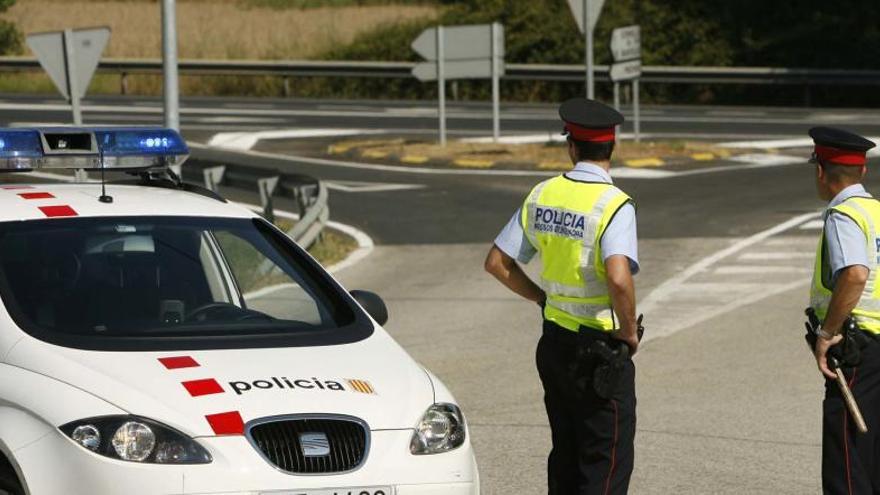 Mossos d&#039;Esquadra en una carretera gironina en una imatge d&#039;arxiu