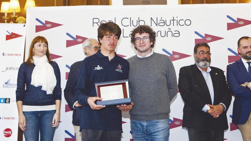 El concejal José Manuel Sande posa con el campeón sub 18 Javier Vilariño.