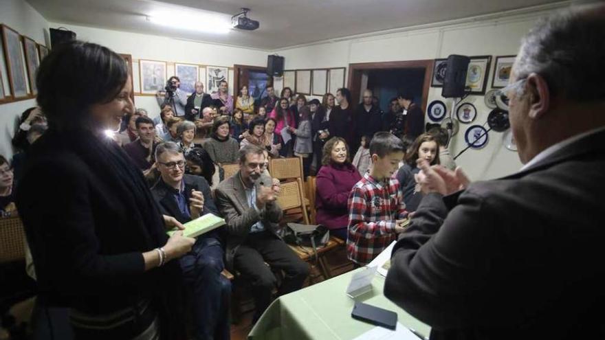 La ganadora del certamen en el instante de recoger el premio, ayer en la Fundación. // Bernabé/Gutier