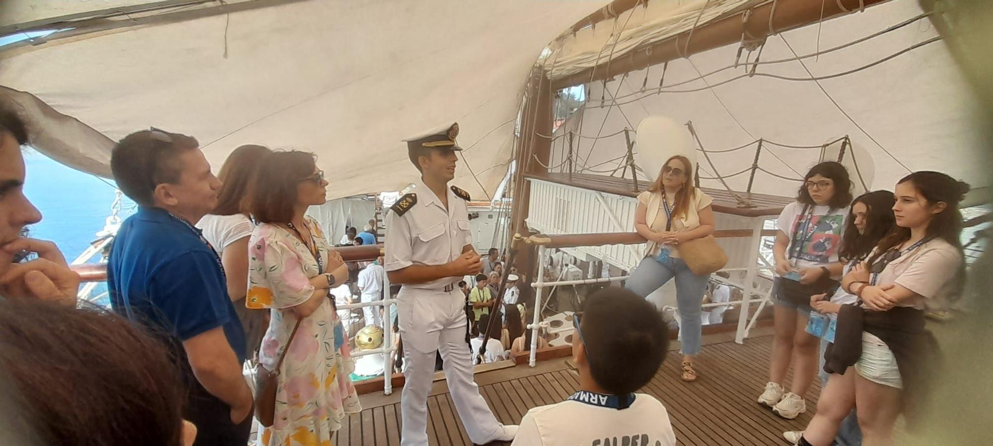 Los estudiantes del instituto de Vegadeo son recibidos en el “Elcano”