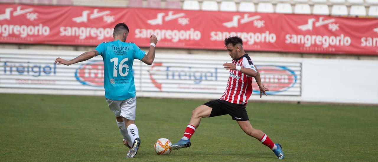 Imagen del encuentro entre el Zamora &quot;B&quot; y el Turégano disputado en el Ruta de la Plata.