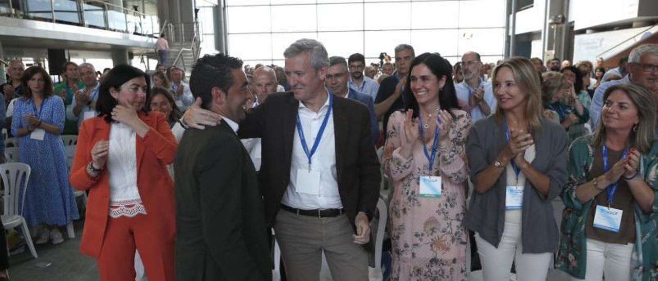 Luis López, felicitado por Alfonso Rueda junto a Elena Candia, Paula Prado, Marta Fernández-Tapias y Luisa Piñeiro.