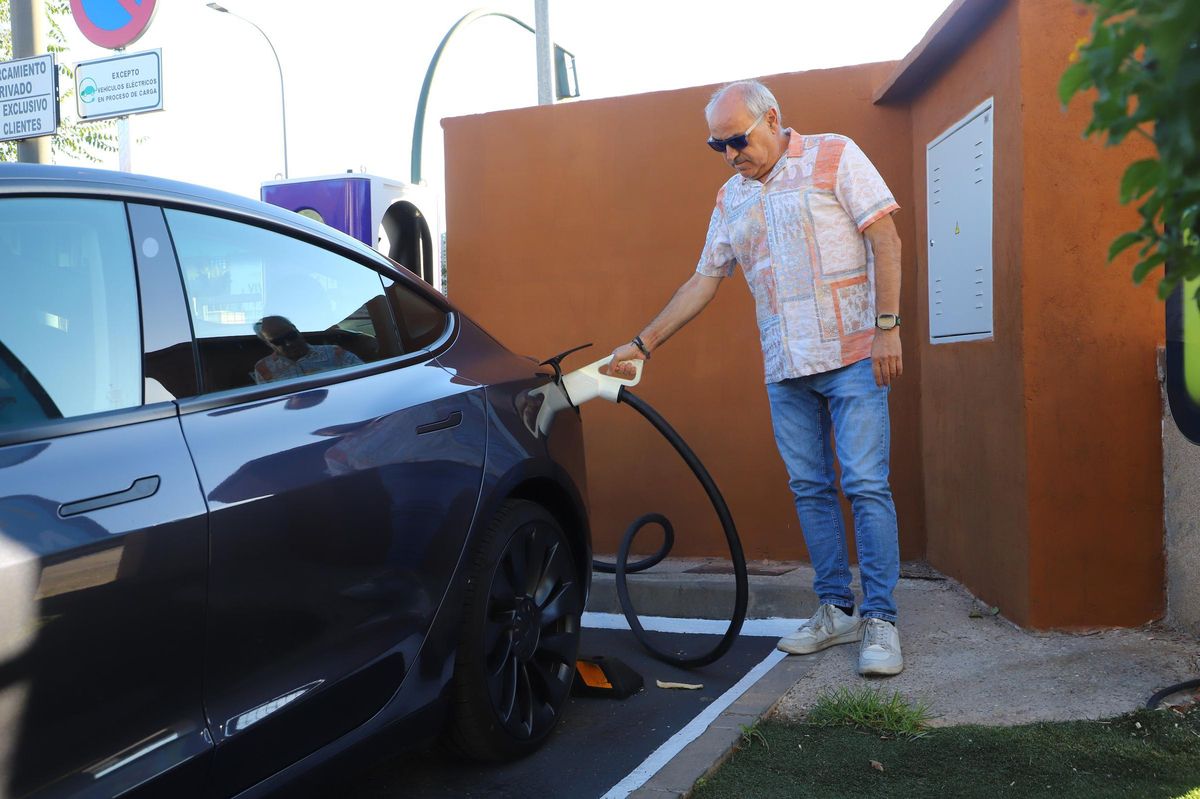 El propietario de un automóvil eléctrico carga su coche en Córdoba.