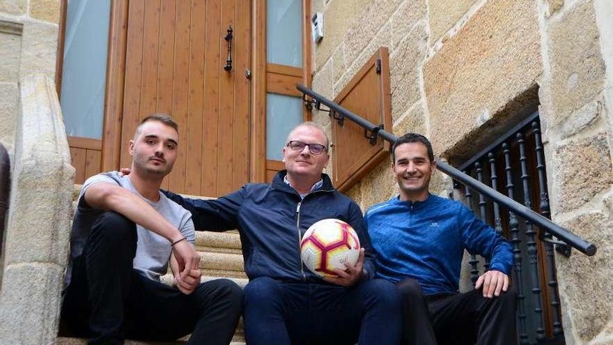 Teixeira, Rial y Torres en la entrada de A Casa do Patín, que regenta el técnico con su hermana . // G. Núñez