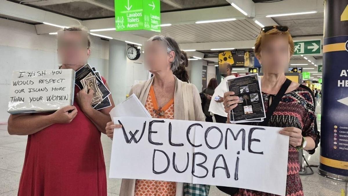 Los activistas recibiendo a los primeros pasajeros de la nueva conexión entre Abu Dabi y Palma