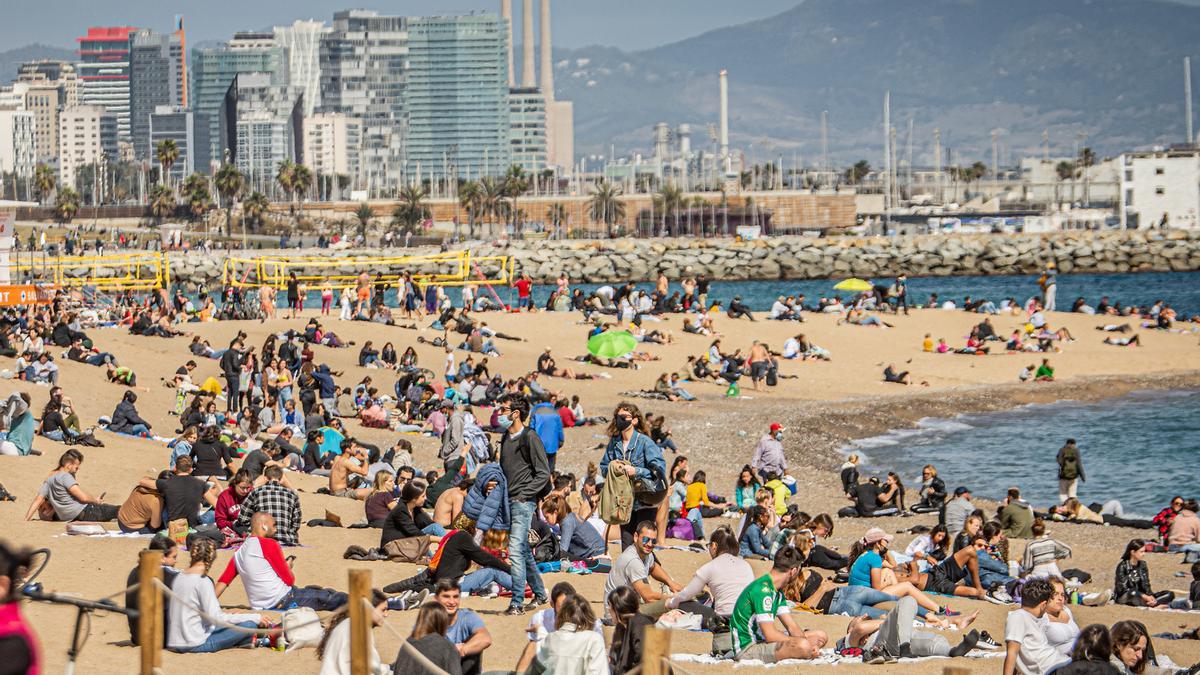 Barcelona inicia la temporada de bany i recupera el control d’aforament a les platges