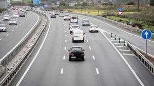 Archivo - Varios coches circulan por una autovía