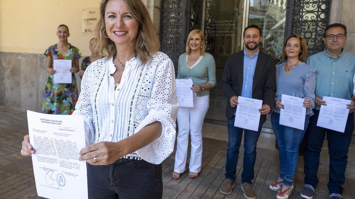 La candidata del PP a la alcaldía de Castelló, Begoña Carrasco, y su equipo de concejales con sus actas, esta semana.