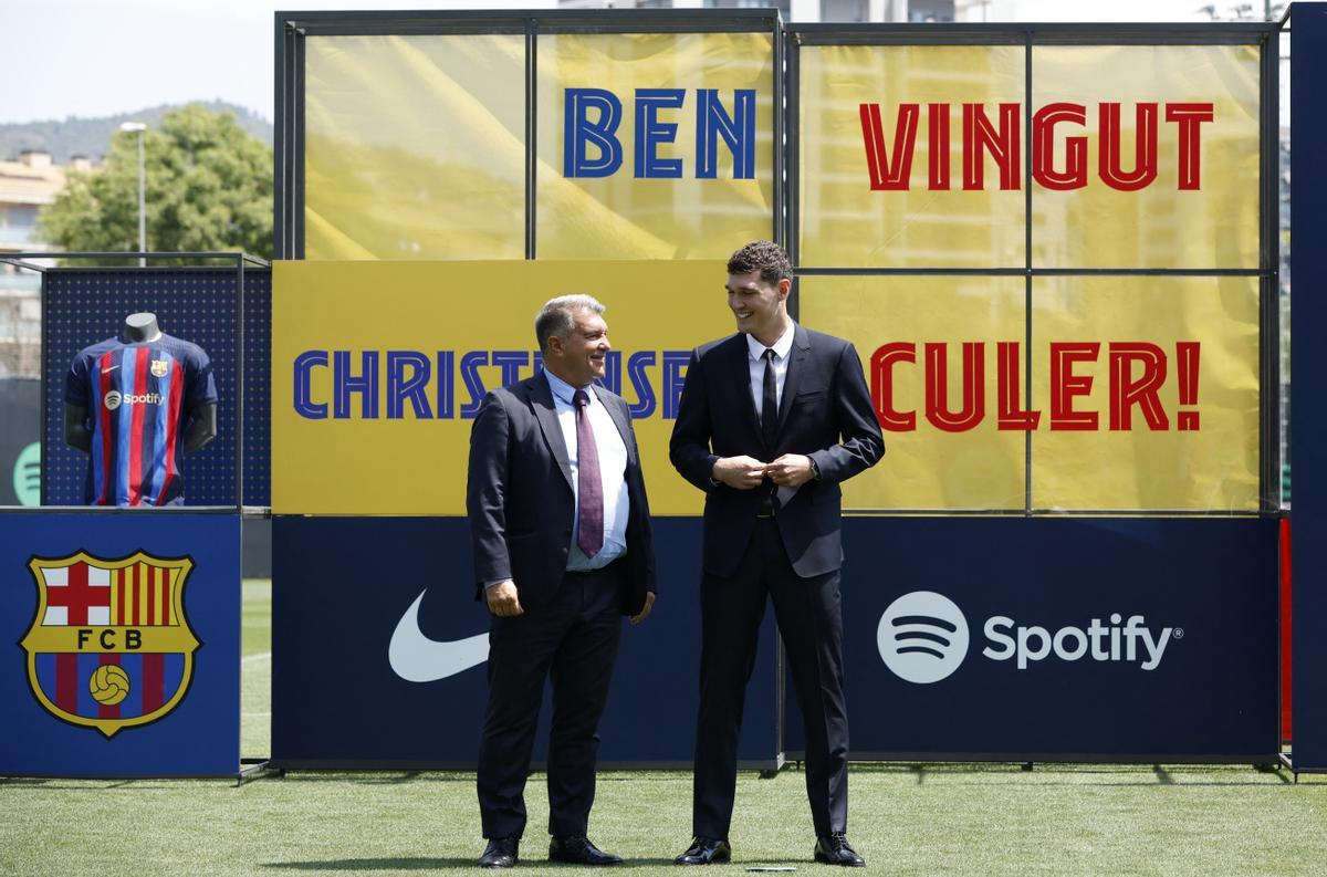  El presidente del FC Barcelona, ​​Joan Laporta, y el nuevo jugador Andreas Christensen durante la presentación.