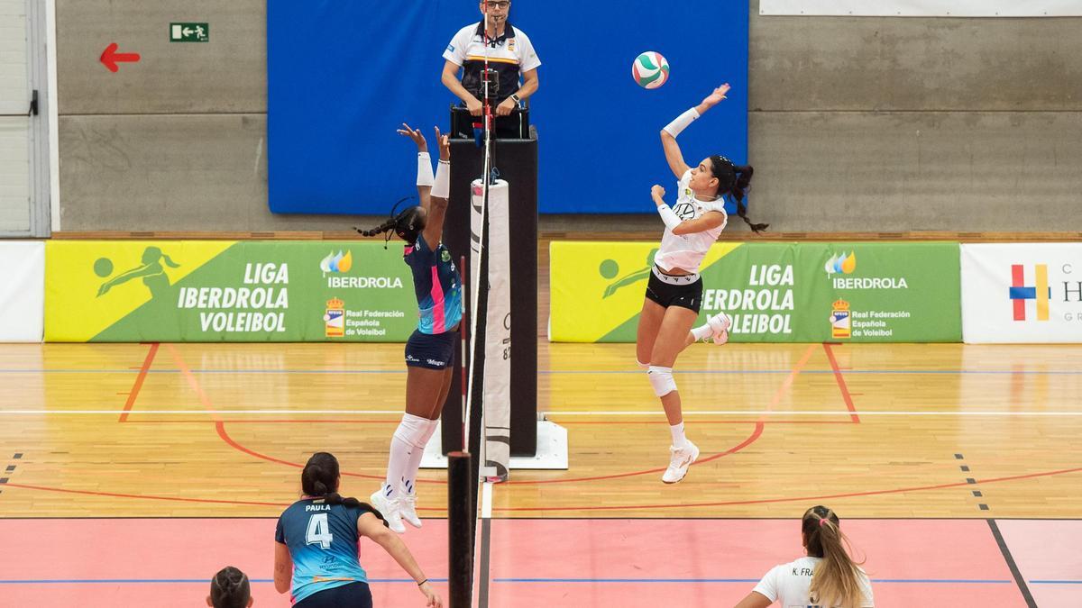 Carlota García Conrado remata en el partido de este mediodía ante el Haro Rioja.