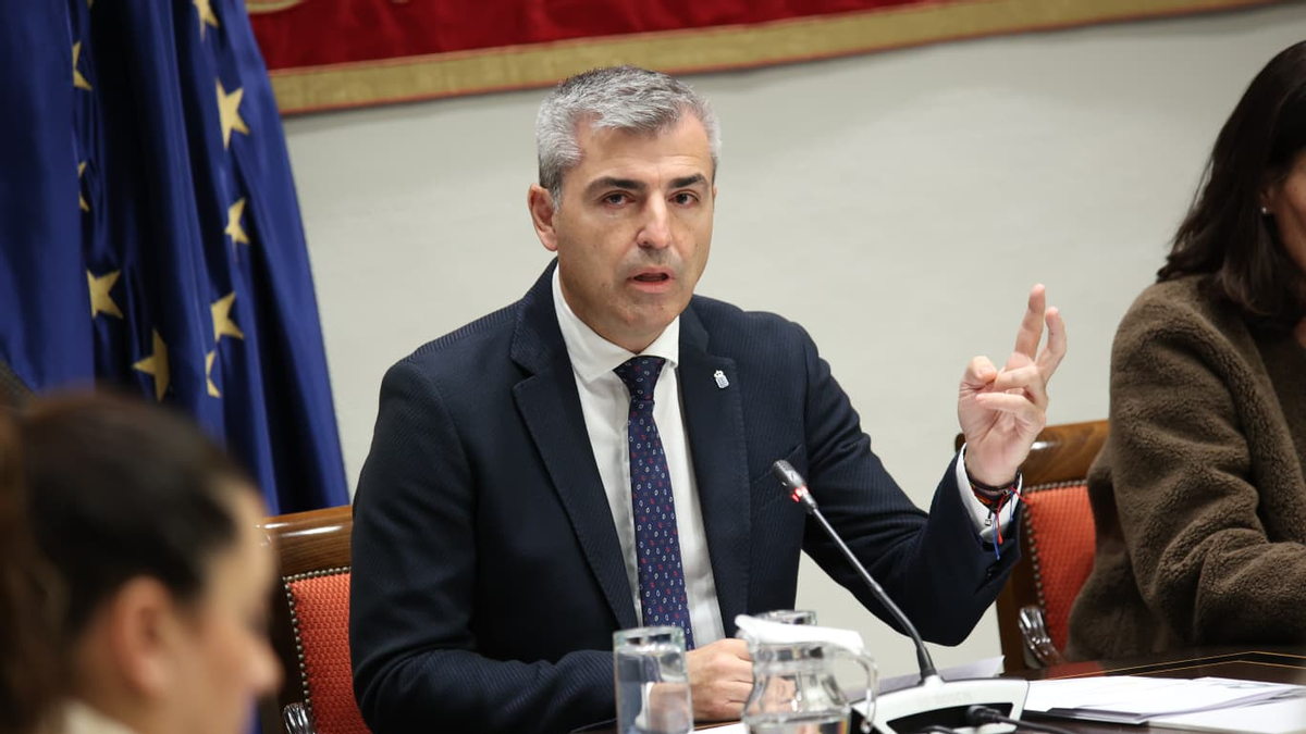 Domínguez ‘desafía’ a Génova y apoya la propuesta de Hacienda para Canarias