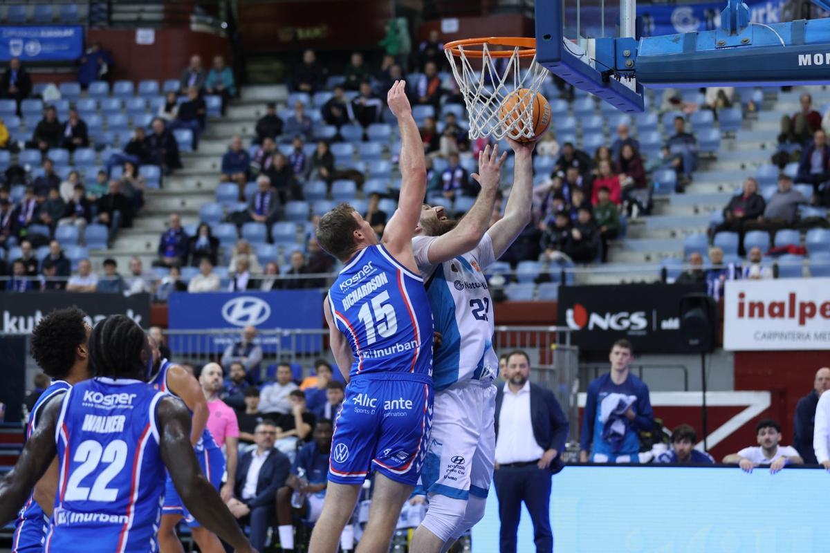 Tucker Richardson salta para impedir la anotación del pívot de Gipuzkoa Korsantia.