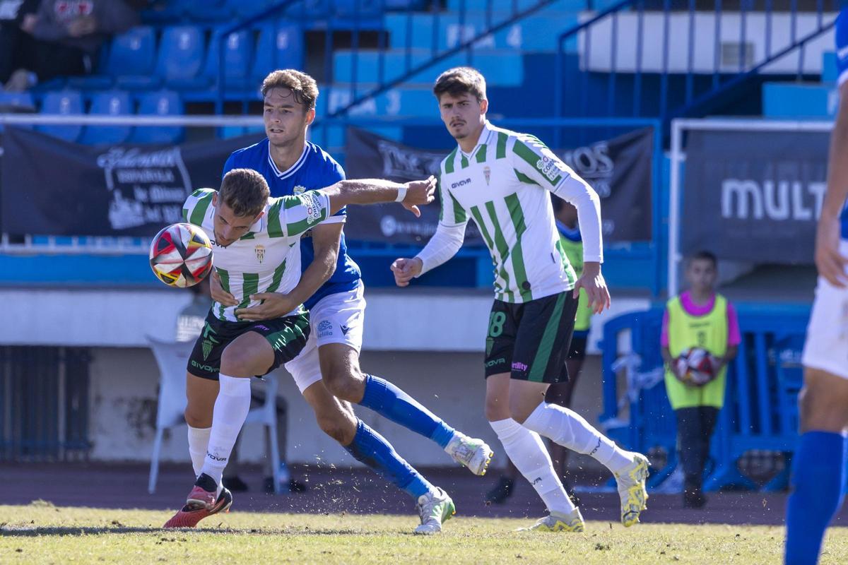 José Enrique agarra a Isma Ruiz en el Melilla - Córdoba CF de la primera vuelta.