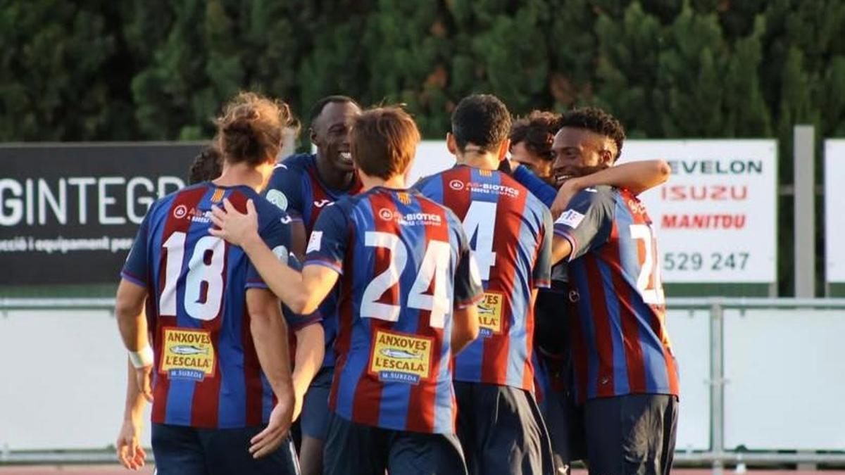 L'Escala celebra un dels gols d'aquesta tarda.