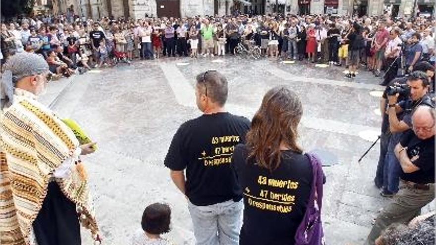 Unas quinientas personas arroparon a las familias en el sexto aniversario del accidente.