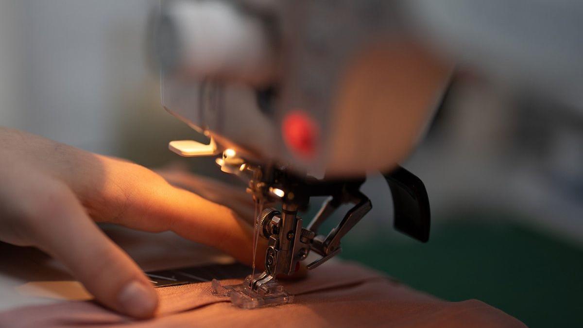 Una mujer trabaja con una máquina de coser