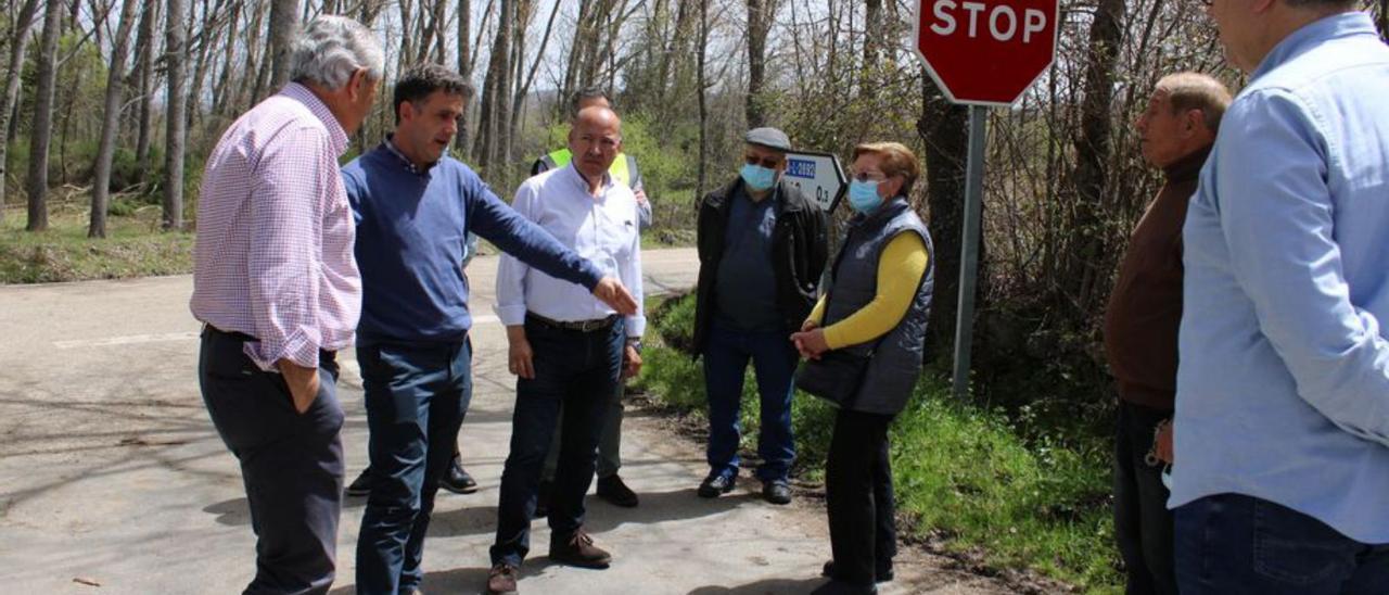 Barrios con alcaldes de la zona de Sanabria visitando carreteras. | A. S.