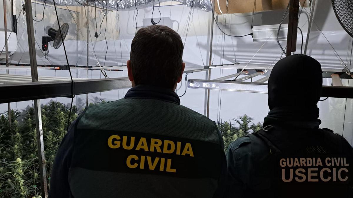 Dos agents de la Guàrdia Civil a Cantallops.