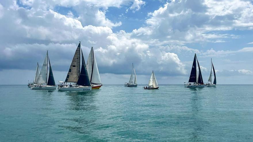 El Saona, a la izquierda, durante la regata.