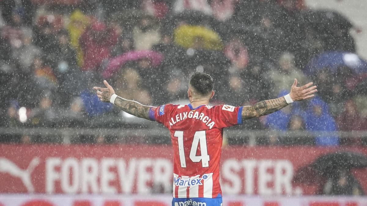 Aleix García bajo una cortina de lluvia en Montilivi durante el Girona-Osasuna.