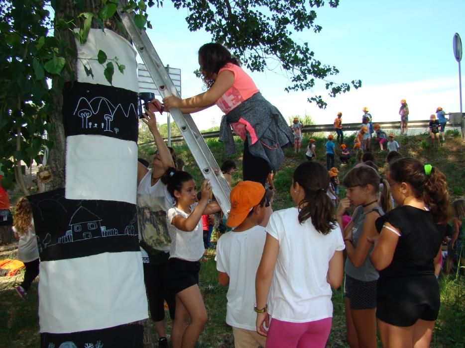 Infants de Sant Salvador creen el 'bosc de l'alegria'