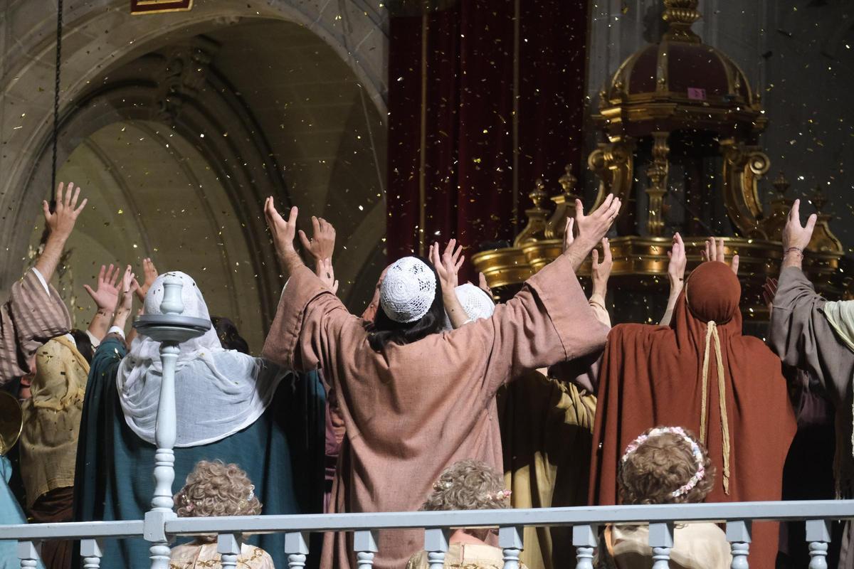 La Capella asiste a la lluvia de «oripell», en uno de los momentos más emocionantes del Misteri.