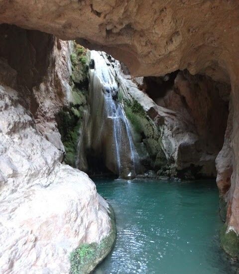 El agua en la poza bajo la cascada está muy fría