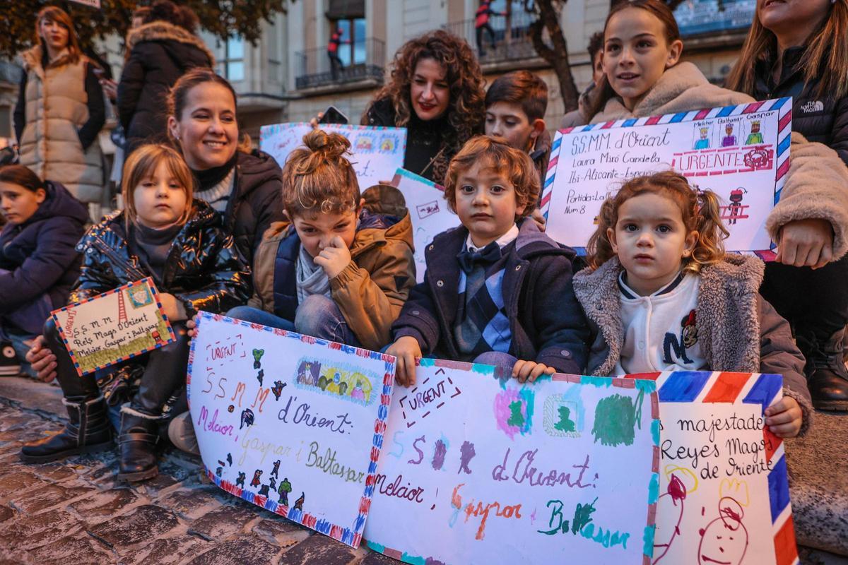 El Embajador Real y la entrega de cartas a las burritas llenan de ilusión las calles de Alcoy