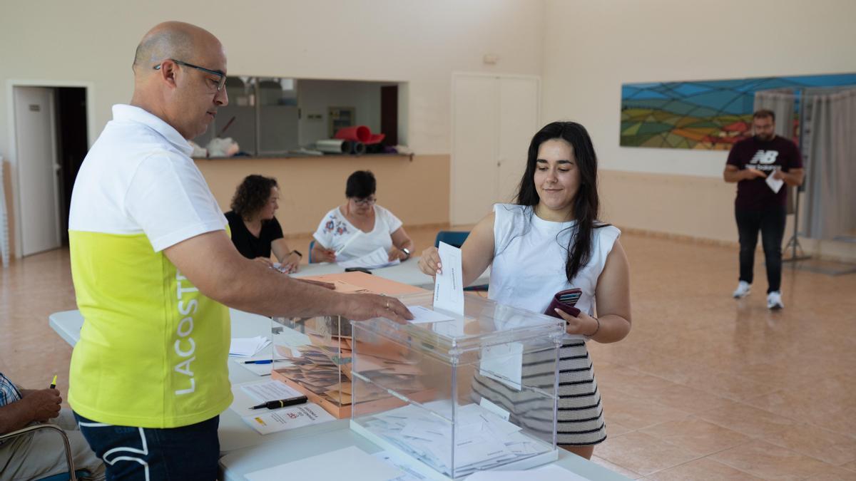 Una mujer ejerce su derecho al voto en Andavías
