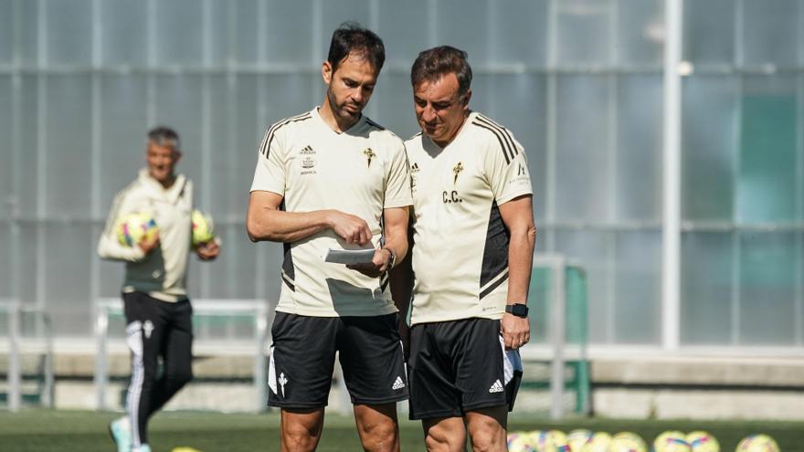 Carlos Carvalhal departe con Borja Oubiña durante un entrenamiento en la ciudad deportiva.