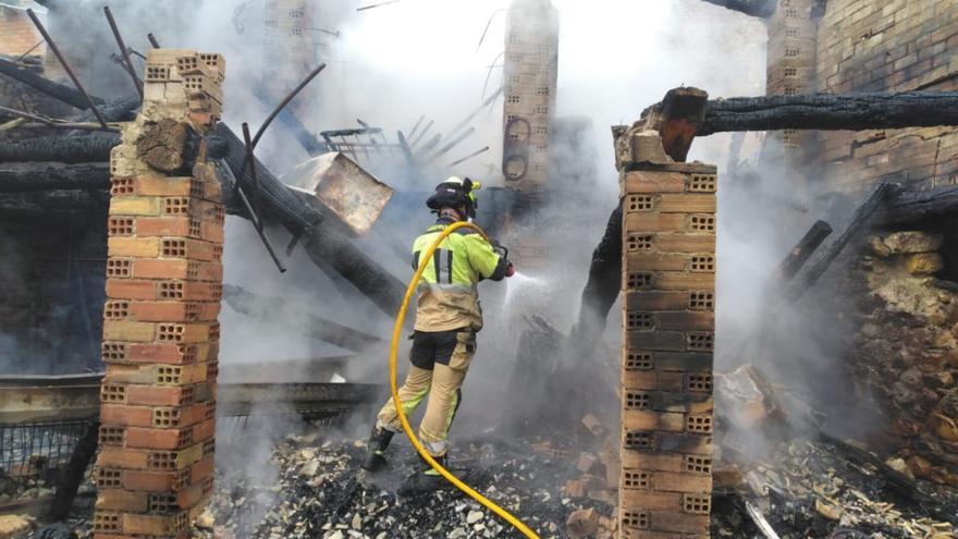 Los Bomberos de la DPH sofocan dos incendios en vehículos y una granja