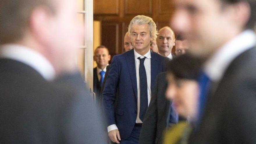 Wilders, al centre, a la seva arribada a una reunió del partit, ahir