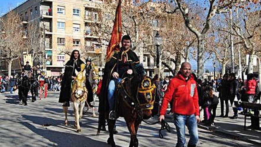 El pendonista d&#039;enguany, acompanyat dels cordonistes, encapçala la cercavila