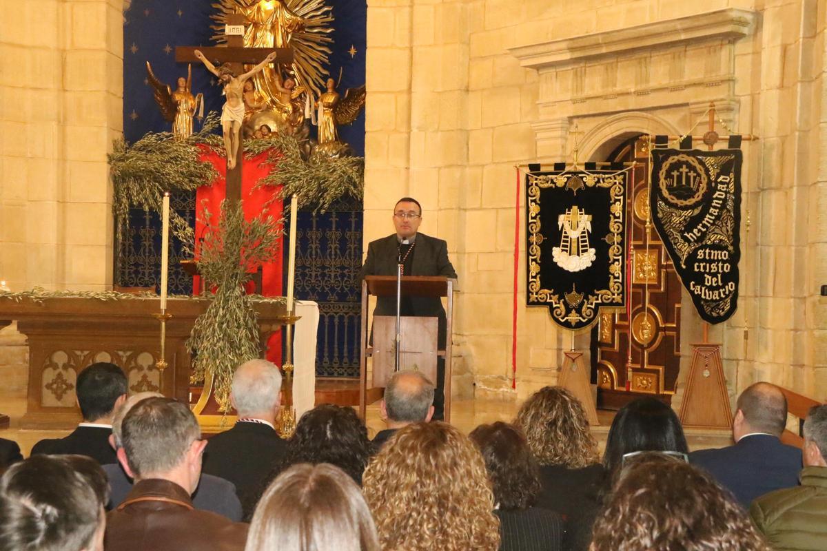 Héctor Gozalbo leyendo el Pregón que abre la Semana Santa de l'Alcora.