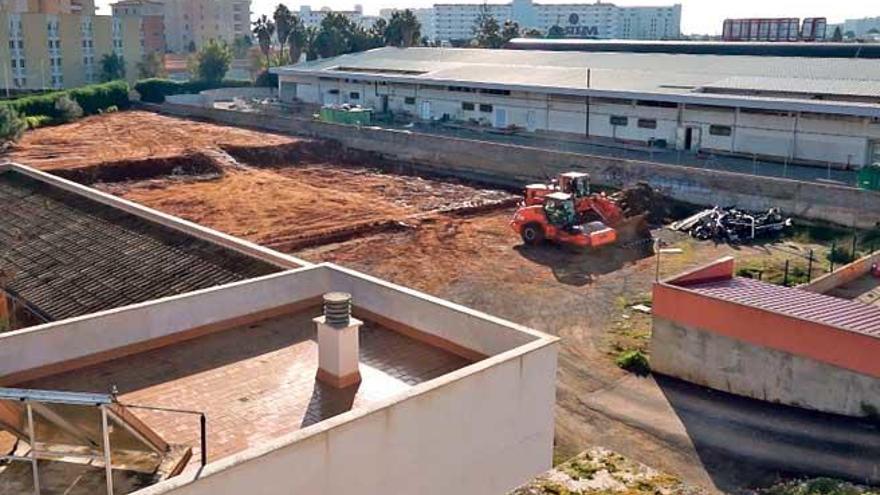 Los terrenos se hallan junto a la delegación del consistorio.