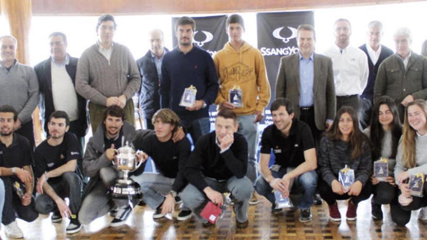 Las autoridades, ayer con los ganadores de cada categoría, en la entrega de trofeos celebrada en el Náutico de Vigo.