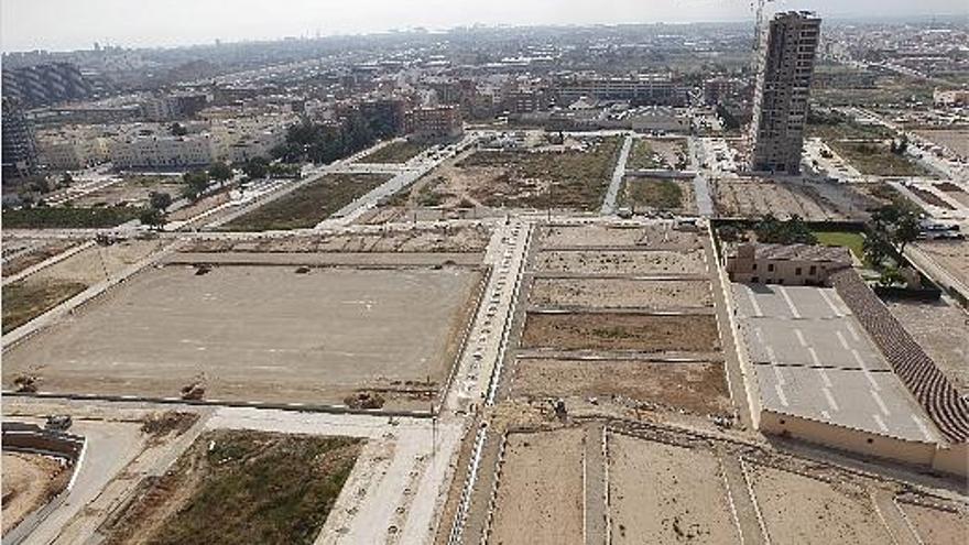 Sociópolis a vista de pájaro: a la izquierda el campo de fútbol y a la derecha huertos urbanos.