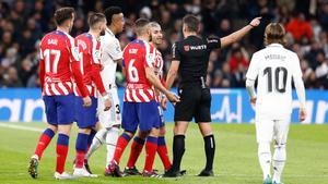 Gil Manzano, el colegiado del Madrid-Atlético, expulsa a Correa en el Bernabéu.