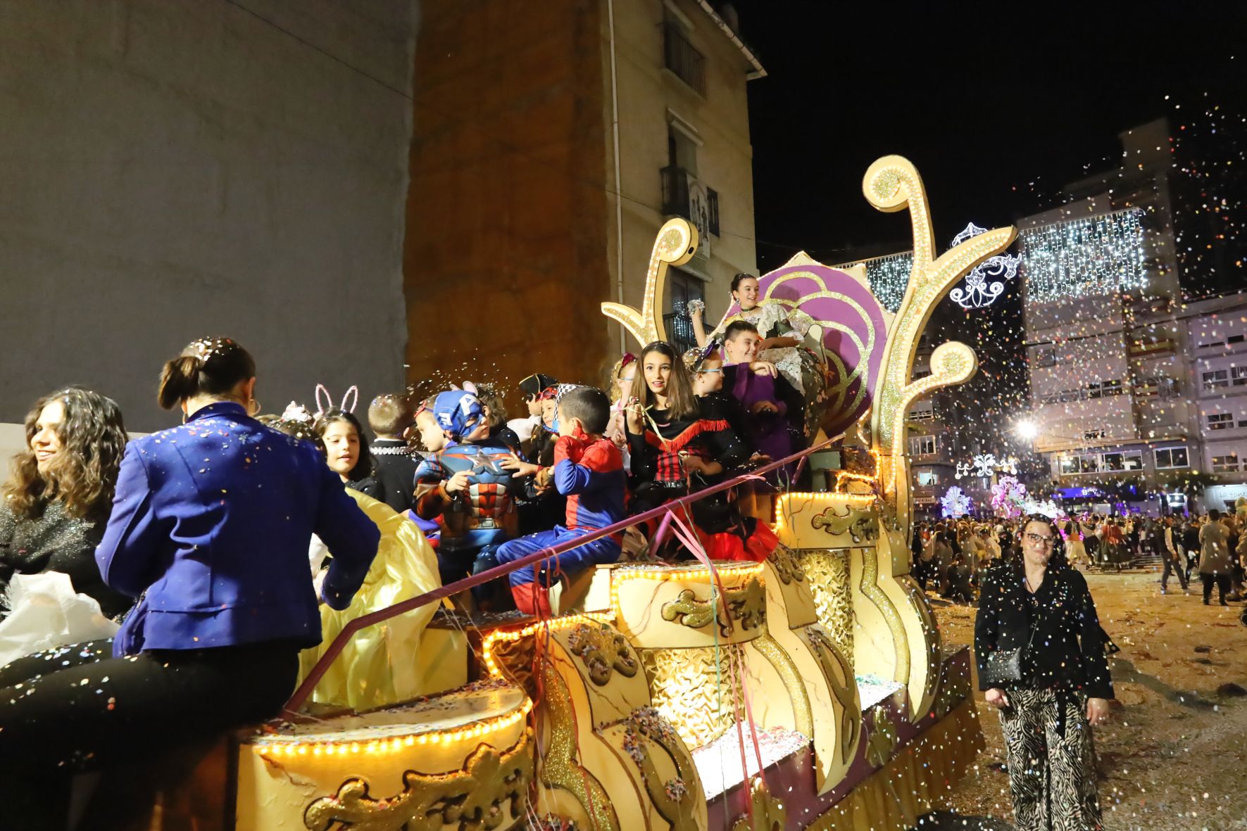 Todas las fotos del colorido desfile de carrozas de la Fira d'Onda