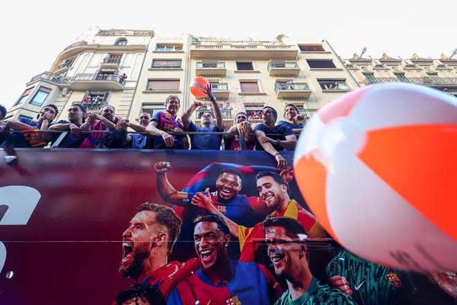 ¡De locos! Las mejores imágenes de una ciudad entregada al Barça